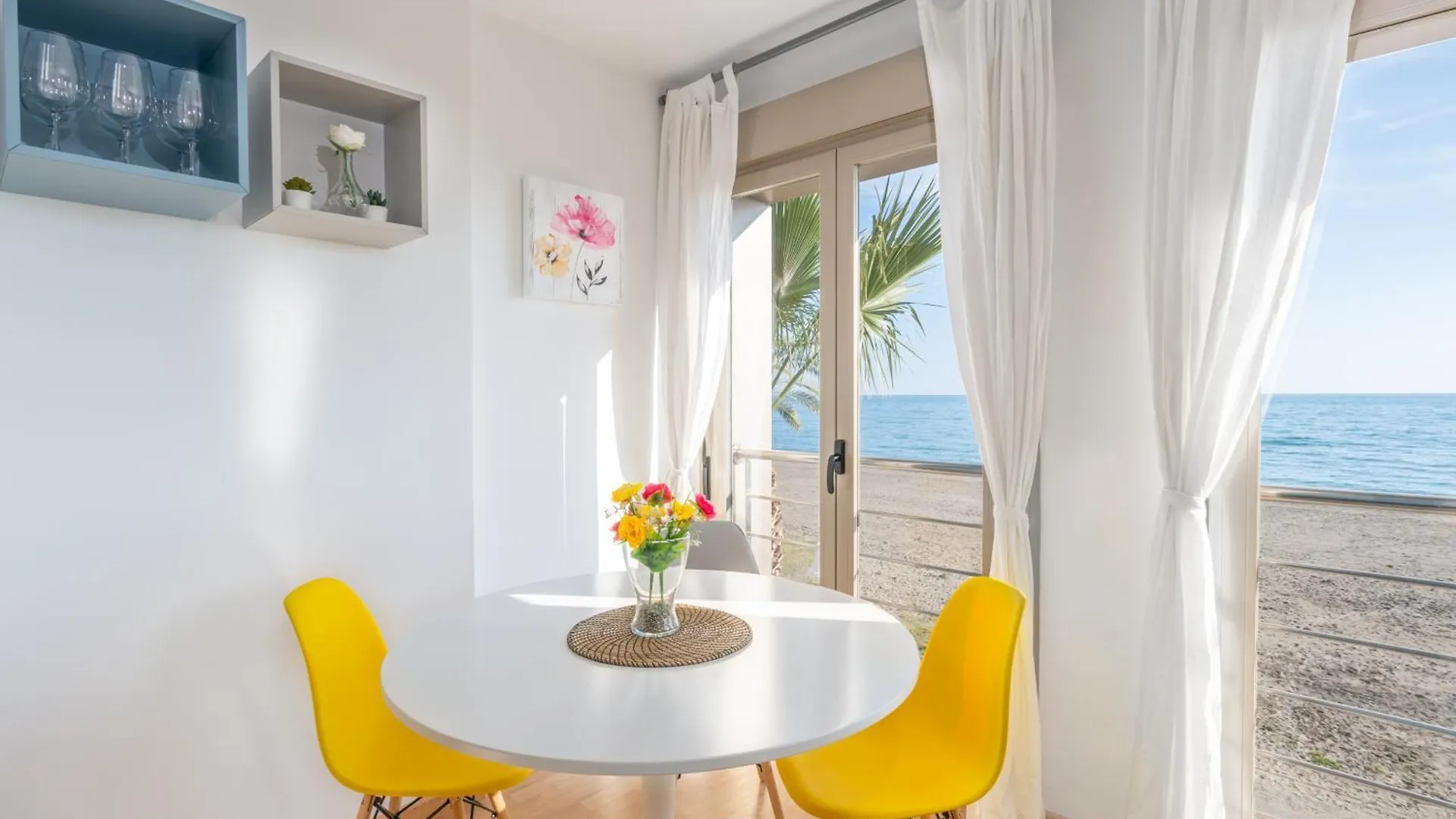 Apartament Wintowinrentals Bezmiliana Playa En Apartamento Con Vistas Al Mar En Primera Linea Rincón de la Victoria